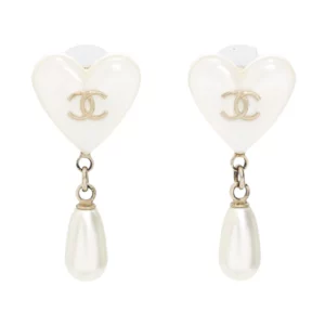 250206 直播編號 2 : 【二手】CHANEL CC 心形垂吊珍珠耳環 E20582